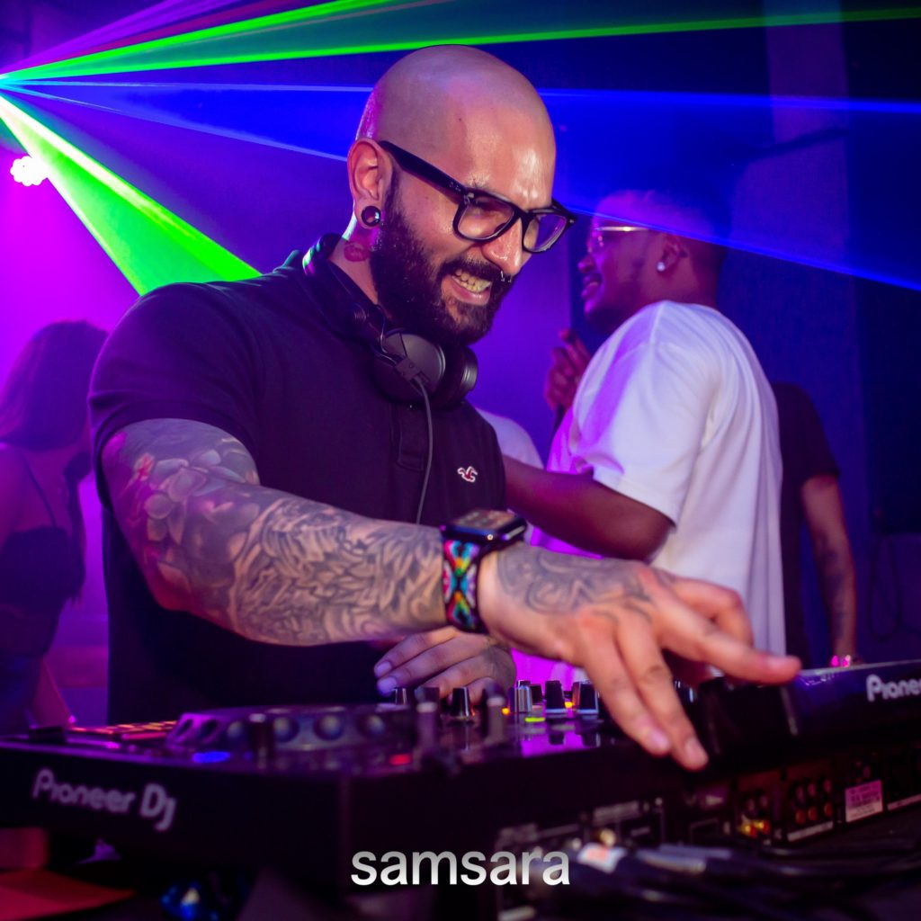 DJ en discoteca Samsara